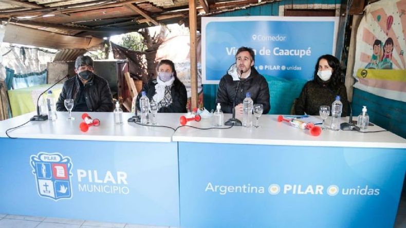 LANZAMIENTO. Lo hizo el intendente, junto a funcionarios y referentes sociales, en el comedor Virgen de Caacupé, en La Escondida. .
