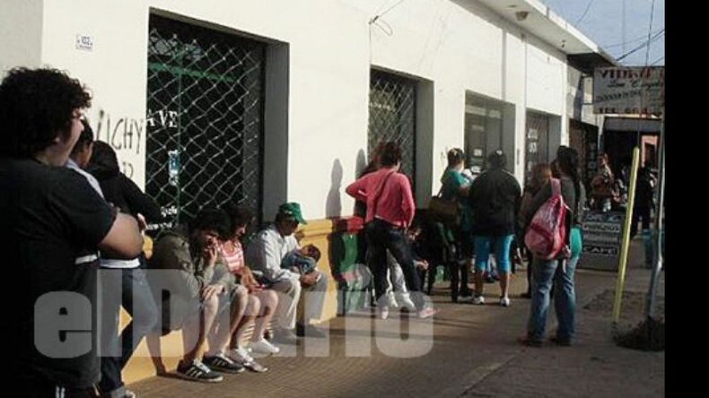 Las filas de todos los días en el Registro Civil..