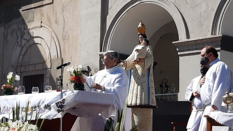 Jorge Ritacco y la imagen de la Virgen del Pilar..