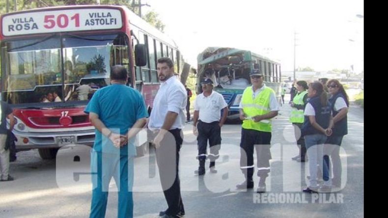 Los colectivos de las líneas 501 y 529 iban en la misma dirección..