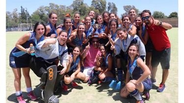 NÚMERO UNO. Jugadoras y cuerpo técnico festejan el título de Hebraica en Quilmes..