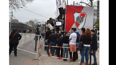 COPADOS. Una multitud de simpatizantes no quiso perderse la foto con el trofeo..