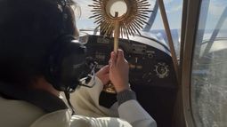 El Padre Hugo con el Santísimo, en la avioneta..