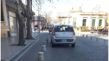 Así está la plaza todos los días. Entre la falta de controles y los automovilistas que no respetan nada. Ya está, me rindo, seguiremos viviendo sin reglas en materia de tránsito. Carlos..