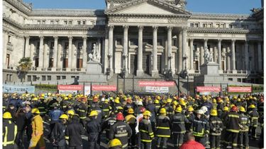 ABRAZO. Los Bomberos Voluntarios de Pilar participaron del reclamo..