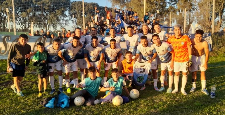 FELICIDAD. Todo San Alejo festeja la goleada y el pase al Reducido.