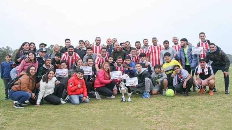 OTRA VUELTA MÁS. Todo Libertad posa con la Copa de la Liga. .