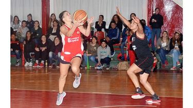(Fredy Caballero). DOBLE FIGURA. María Rosa Migliardi busca el doble ante la defensa de Verónica Lugo..