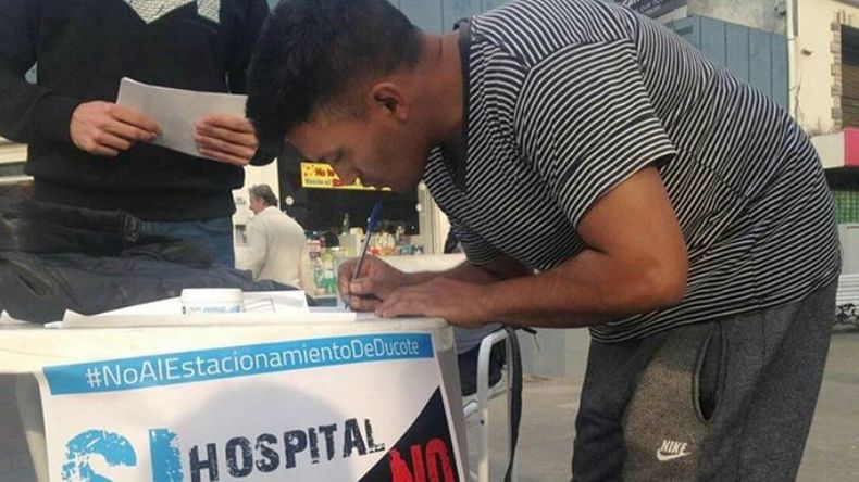 FIRMAS. La campaña reclama que en el predio solo pueda hacerse el hospital. .