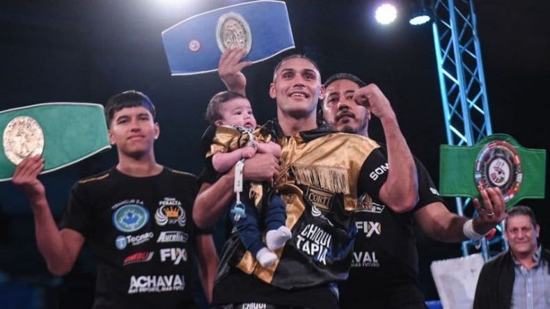 UN PASO MÁS. Yamil, junto a su hijo y equipo, celebrando la victoria en la noche de Pilar..