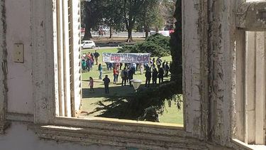 (Sergio Varela). VENTANA. Imagen de la movilizaci{on vecinal que salvó al Pellegrini..