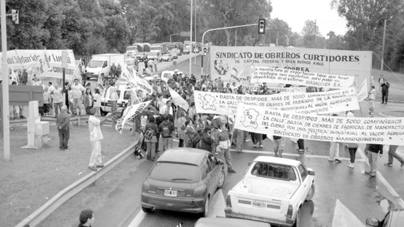 El desarrollo industrial mezclado con las crisis económicas dio como resultado las protestas obreras en diversas empresas de distintos rubros. En la imagen, quienes cortan la ruta son los trabajadores de Magalcuer, del Parque Industrial. Tiempo después hubo 400 despidos. .