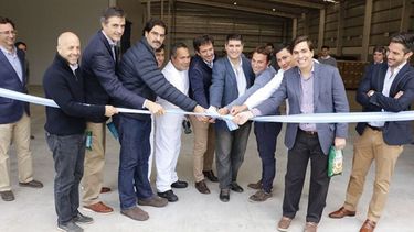 CINTA. Los funcionarios participaron de la inauguración de la nueva planta..