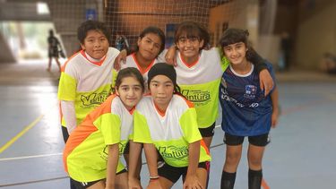 CAMPEONAS. Las chicas de la Escuela Media 6 que lograron el pasaje al Regional.