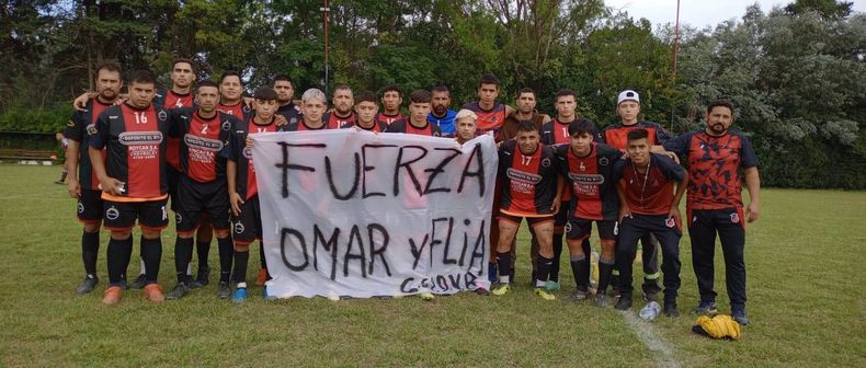 BANDERA. Todo el plantel de Villa Rosa le dedic&oacute; el triunfo a Omar Infante, jugador del club.