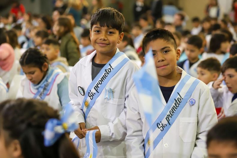 Los alumnos de Pilar realizaron su promesa a la bandera.