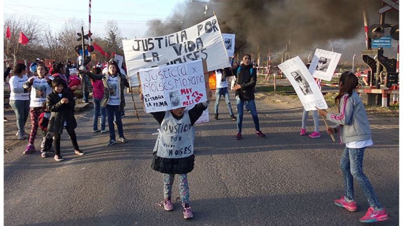 CARTELES. Mayoría de chicos participaron de la protesta por la muerte de Moisés. .
