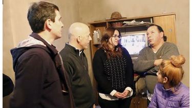 VISITA. Ducoté, con Keer y Bortule, junto a beneficiarios..