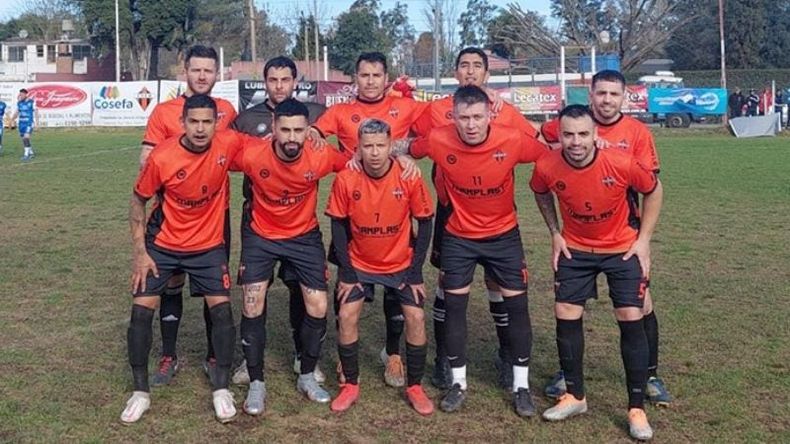 ONCE NARANJA. Manzanares festejó un triunfo valioso como local..