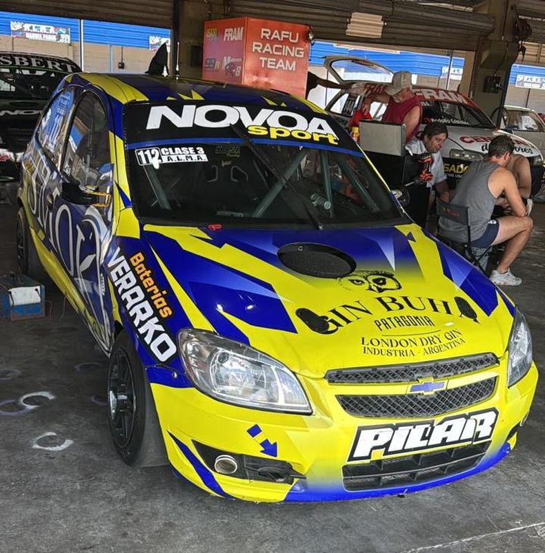 BOXES. Iglesias y su equipo puso a punto el Chevrolet 112 para llevarse la 6ª final en La Plata.
