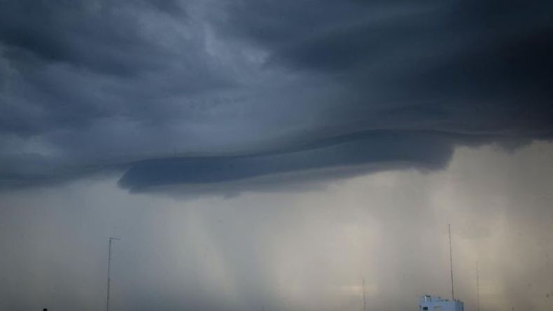 Así llovía sobre Pilar esta mañana. Foto de Diego Kuiper..