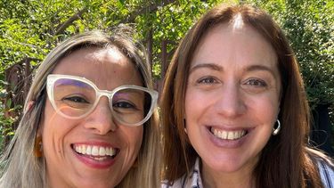 SONRISAS POR DOS. Adriana Cáceres junto a María Eugenia Vidal, en Pilar.