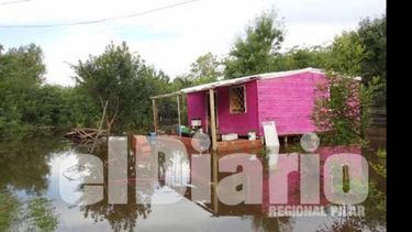 Un kiosco del barrio Río Luján invadido por la crecida del curso de agua..