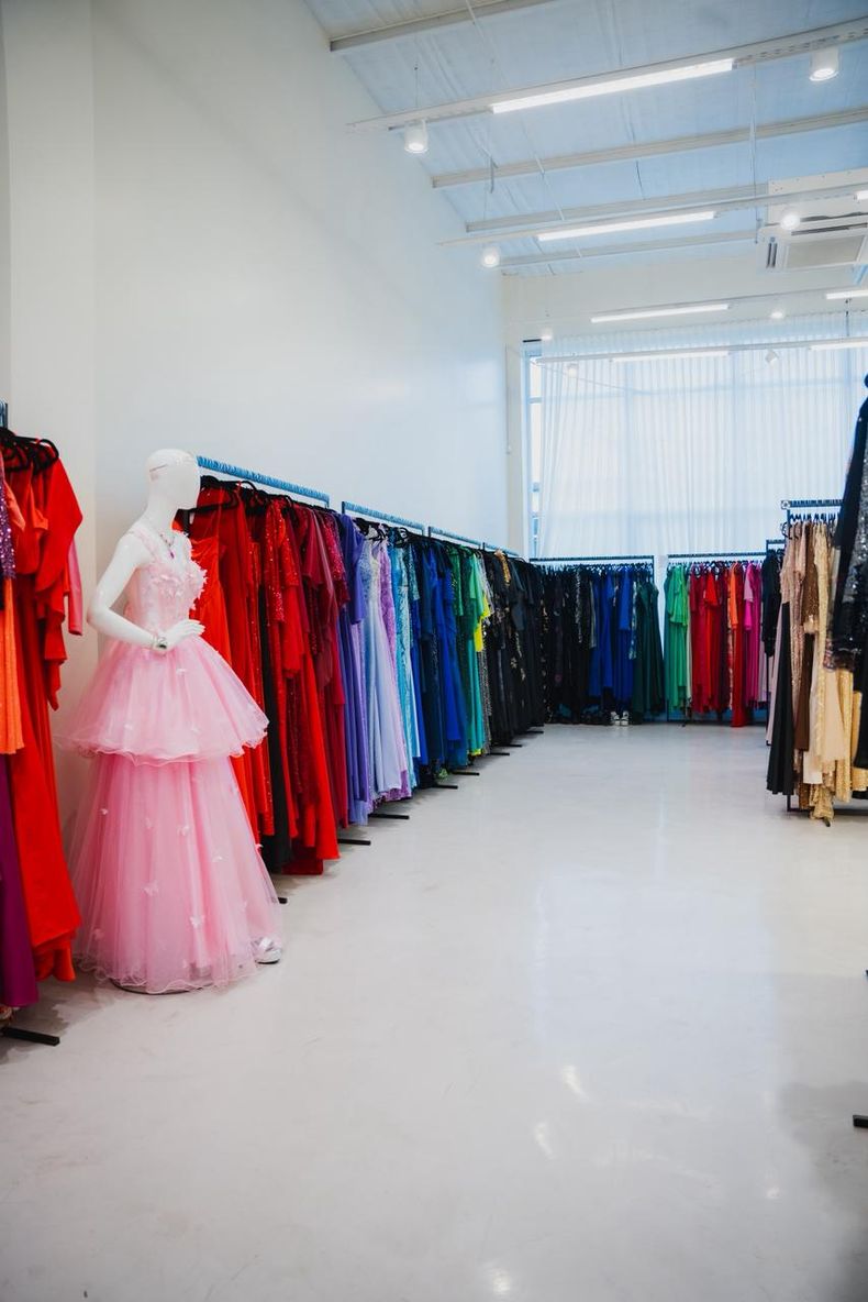 Donatella cuenta con más de 10 mil vestidos en stock.