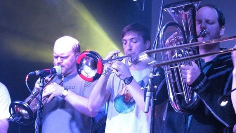 EL ROCK DE PILAR, EN ABASTO. Dos bandas de Pilar y una de Campana pisarán mañana el escenario de El Emergente Bar, uno de los locales más emblemáticos del under y la cultura alternativa de la Ciudad de Buenos Aires, en el barrio de Abasto. Tocarán Skatológicos (foto), Humildes Tártaros (dos de las bandas más representativasde Pilar juntas por primera vez) más los campanenses de La Abuela Chola. El encuentro denominado “Domingo Emergente Domingo”, comienza a las 20 (puntual) y las entradas pueden conseguirse en puerta ($50). Una buena oportunidad para despedir el fin de semana..