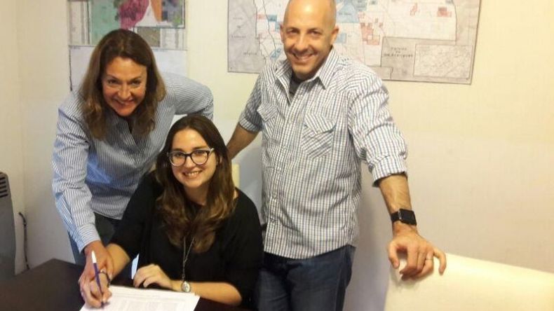 SONRISAS. Campagnoli, Bortulé y Ducoté, ayer, firmando el cierre de la lista. .