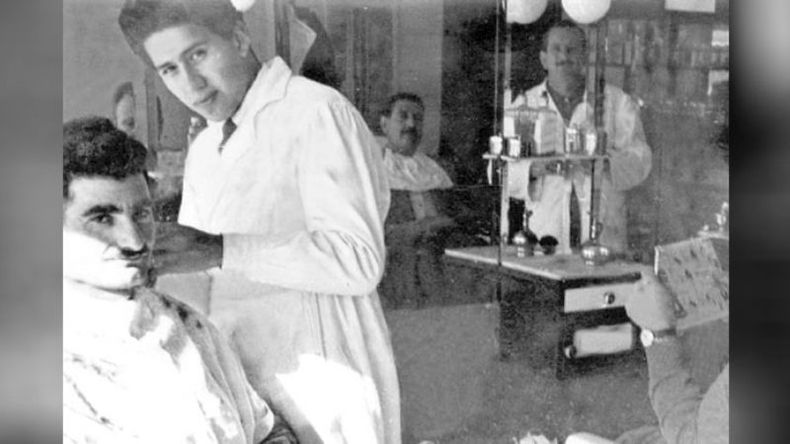 Esta foto del año 1965, muestra una jornada plena de actividad, en la peluquería “Don Julio”, uno de los comercios más recordados del centro. .