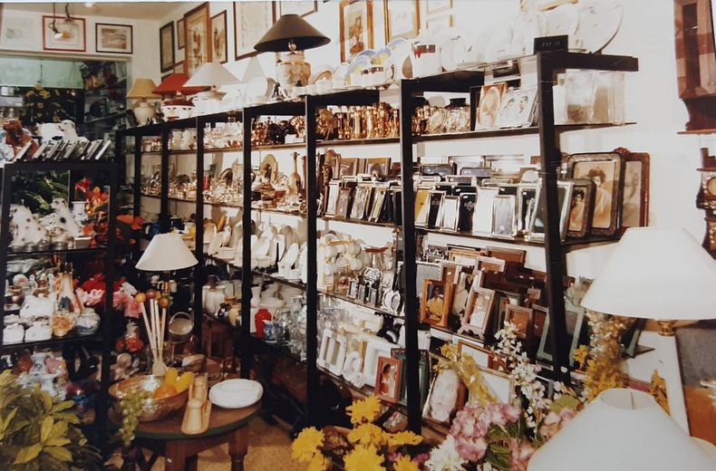 OTROS TIEMPOS. Los portarretratos de El Ático, una pieza en extinción con el avance de la fotografía digital.&nbsp;