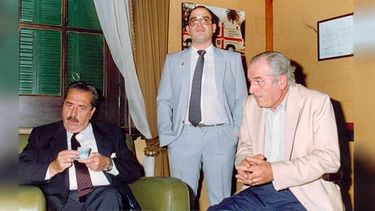 Raúl Alfonsín dialoga con el ex concejal radical Miguel Zakhem y el director de Cultura de entonces, José Sánchez, en una visita del ex presidente en el año 1990..