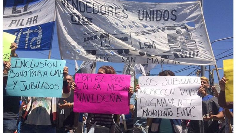 PEDIDO HECHO CARTEL. Los manifestantes, ayer, frente a Anses..