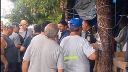 TENSIÓN. Uno de los dueños de ILVA se retira custodiado por la policía. TENSIÓN. Uno de los dueños de ILVA se retira custodiado por la policía.