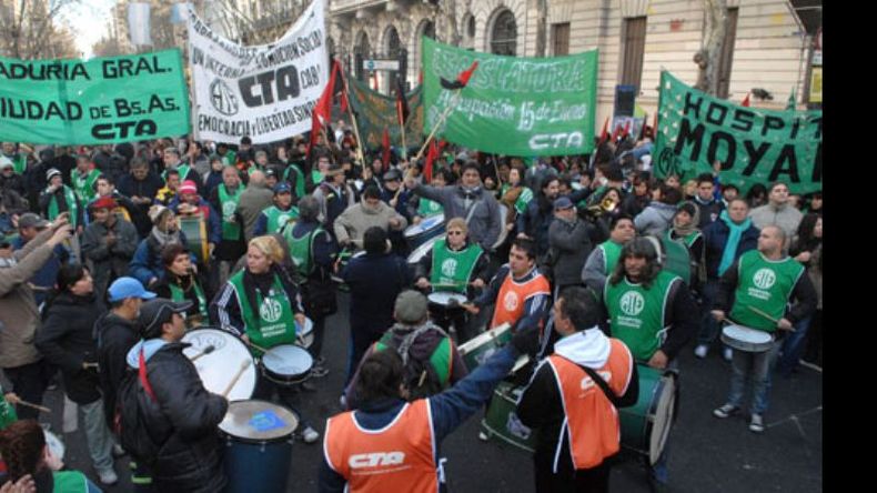 Estatales marcharon ayer a La Plata. Hoy vuelven a parar los docentes..
