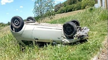 El auto de la víctima terminó volcando en la banquina tras el choque. Foto @pilaradiario.