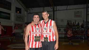 REGRESO. Treise (der.) y Pérez -presidente de Atlético-, en un partido benéfico en Derqui.