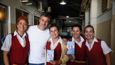 CAMPAÑA. Achával con las trabajadoras de una panadería de Derqui, con la boleta de Massa. &nbsp;