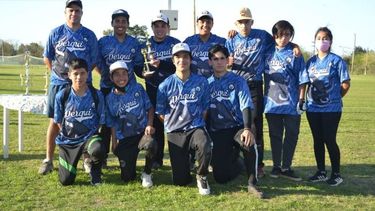 EQUIPO. La Sub 17 de Derqui campeona en Mercedes..