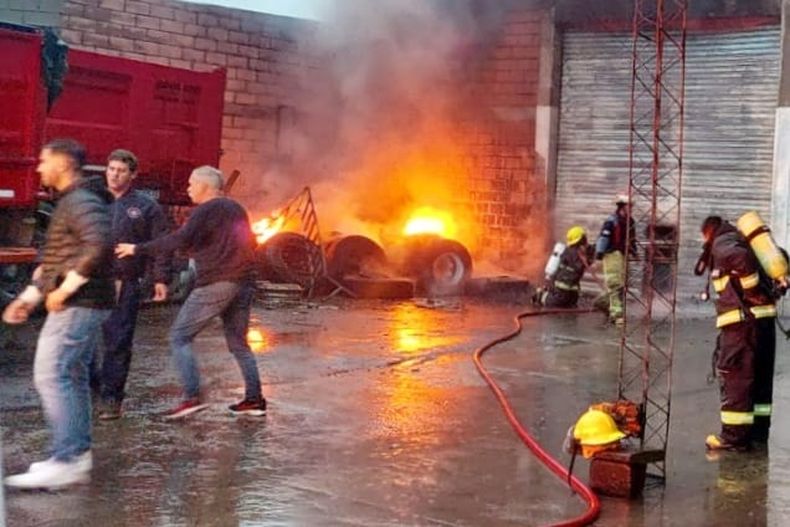 BOMBEROS EN ACCIÓN. Debieron sofocar las llamas.