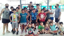 HAY EQUIPO. Los chicos y profes de la Escuela Municipal..