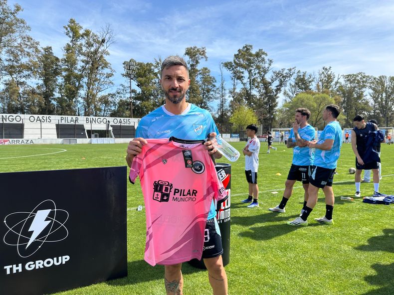Nacho Scocco recibió la remera de Real Pilar.