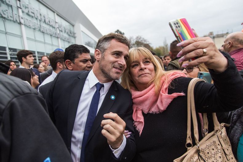 SELFIE. Achával recorrió el hospital con los vecinos y explicó detalles del funcionamiento.