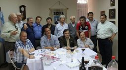 Sonriente. Laurent, tras la reunión, con los comerciantes miembros de SCIPA..