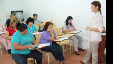 FINES. Adultos estudian en la sede que funciona en el hospital..