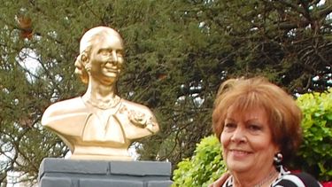 Delma Vattuone, con el busto de Evita en la plaza 12 de Octubre.