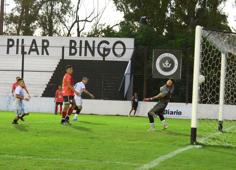 Alejandro Noriega conectó de cabeza y la pelota marcha rumbo a la red en el 2-0 de Real Pilar.&nbsp;