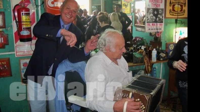 Armando bromea con Aldo Fiore, quien tocó unos tangos durante el homenaje al peluquero..