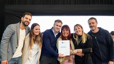 SONRISAS. Achával y sus funcionarios junto a una de las beneficiarias. &nbsp;